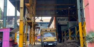 Asap PG Rendeng Kudus Dikeluhkan Warga, Pemkab Minta Cerobong Diperbaiki 11 Truk terparkir di area PG Rendeng Kudus belum lama ini. (Mohammad Fahtur Rohman/Lingkarjateng.id)