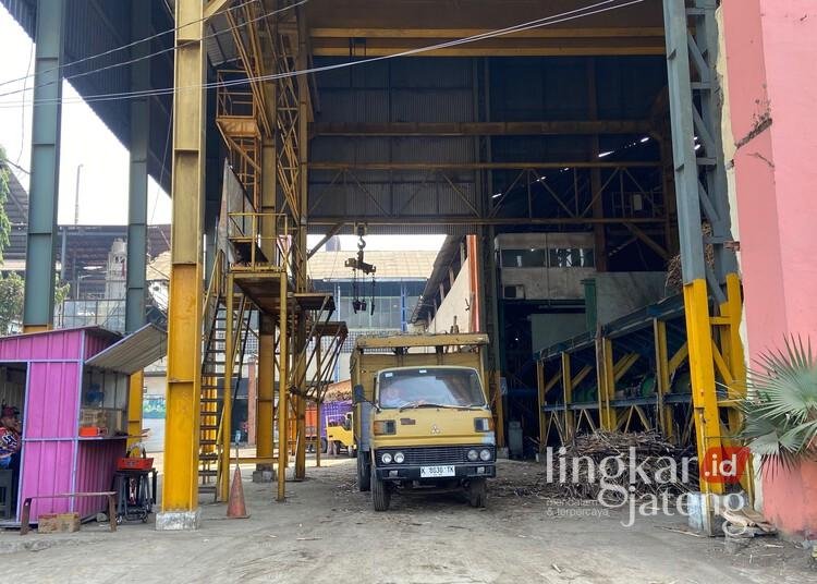 Asap PG Rendeng Kudus Dikeluhkan Warga, Pemkab Minta Cerobong Diperbaiki 25 Truk terparkir di area PG Rendeng Kudus belum lama ini. (Mohammad Fahtur Rohman/Lingkarjateng.id)