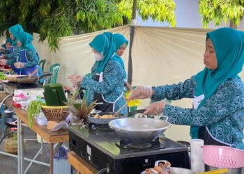 Ibu-ibu anggota TP PKK Kabupaten Batang mengikuti lomba kreasi olahan pangan lokal di Halaman Kantor PKK Batang, Kamis, 13 Agustus 2026. (Humas Pemkab Batang/Lingkarjateng.id)