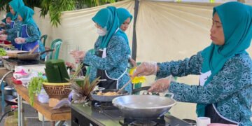 Ibu-ibu anggota TP PKK Kabupaten Batang mengikuti lomba kreasi olahan pangan lokal di Halaman Kantor PKK Batang, Kamis, 13 Agustus 2026. (Humas Pemkab Batang/Lingkarjateng.id)
