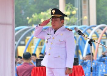Plt Bupati Pekalongan, Sukirman, saat memimpin upacara Detik-Detik Proklamasi peringatan HUT ke-81 RI di Alun-alun Kajen, Kabupaten Pekalongan, Senin, 17 Agustus 2026. (Fahri Akbar/Lingkarjateng.id)