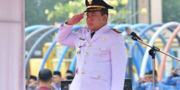 Plt Bupati Pekalongan Jadikan HUT ke-81 RI Momentum Peningkatan Pelayanan Publik 10 Plt Bupati Pekalongan, Sukirman, saat memimpin upacara Detik-Detik Proklamasi peringatan HUT ke-81 RI di Alun-alun Kajen, Kabupaten Pekalongan, Senin, 17 Agustus 2026. (Fahri Akbar/Lingkarjateng.id)