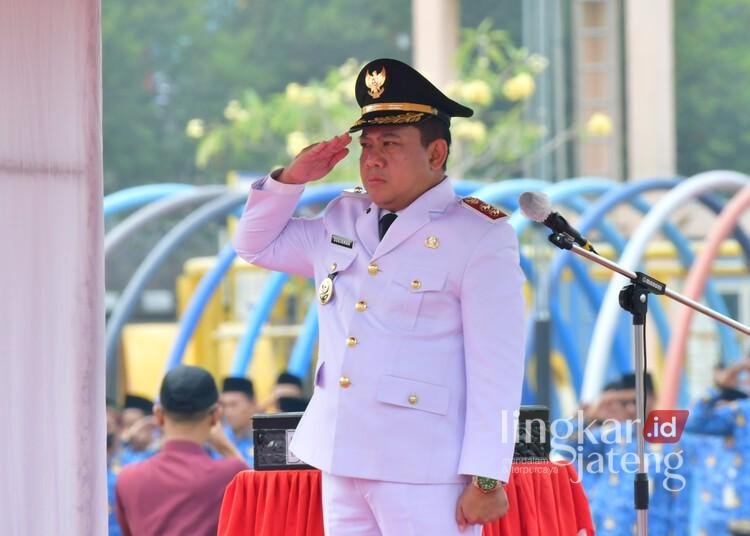 Plt Bupati Pekalongan, Sukirman, saat memimpin upacara Detik-Detik Proklamasi peringatan HUT ke-81 RI di Alun-alun Kajen, Kabupaten Pekalongan, Senin, 17 Agustus 2026. (Fahri Akbar/Lingkarjateng.id)