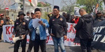 Koordinator POS saat membacakan orasi di sekitar Pengadilan Tipikor Kota Semarang, Senin, 10 Agustus 2026. (Syahril Muadz/Lingkarjateng.id)