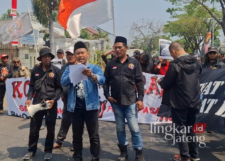 Kawal Sidang Sudewo, Dua Kubu Nyaris Bentrok di Pengadilan Tipikor Semarang 25 Koordinator POS saat membacakan orasi di sekitar Pengadilan Tipikor Kota Semarang, Senin, 10 Agustus 2026. (Syahril Muadz/Lingkarjateng.id)