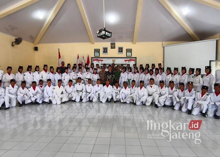 70 anggota Paskibraka berfoto bersama usai pengukuhan di Aula Kecamatan Patean, Kabupaten Kendal, Sabtu, 15 Agustus 2026. (Anik Kustiani/Lingkarjateng.id)