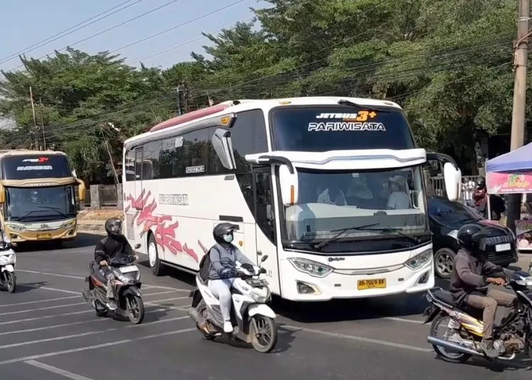 Keberangkatan bus massa Aliansi Masyarakat Pati Bersatu (AMPB) menuju Jakarta pada Rabu, 26 Agustus 2026. (Lingkarjateng.id)