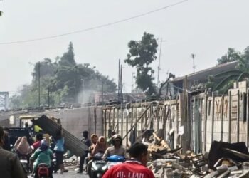 Puluhan kios dan lapak pedagang yang berjualan menempati lahan PT KAI dibongkar oleh Petugas Satuan Polisi Pamong Praja Kabupaten Batang, belum lama ini. (Antara/Lingkarjateng.id)