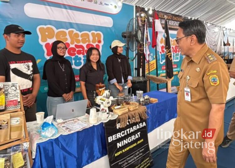 Plt Bupati Pati, Risma Ardhi Chandra, meninjau kawasan Pekan Kreasi di Alun-alun Pati, Selasa, 4 Agustus 2026. (Humas Pemkab Pati/Lingkarjateng.id)
