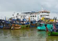 Kapal bersandar di Dermaga Pelabuhan Penyeberangan Pantai Kartini, Kabupaten Jepara. (Tomi Budianto/Lingkarjateng.id)