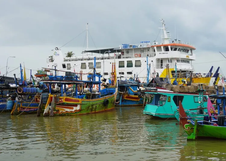 Kapal bersandar di Dermaga Pelabuhan Penyeberangan Pantai Kartini, Kabupaten Jepara. (Tomi Budianto/Lingkarjateng.id)