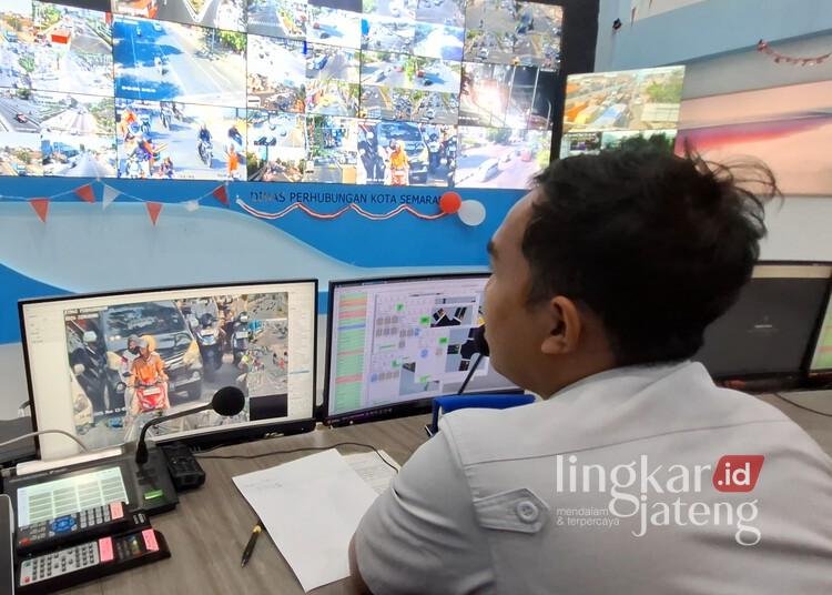 Operator Dishub Kota Semarang saat menegur pengendara yang melanggar lalu lintas melalui ATCS, Selasa, 11 Agustus 2026. (Syahril Muadz/Lingkarjateng.id)