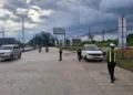 Petugas Dinas Perhubungan menertibkan parkir liar truk di kawasan Exit Tol Kandeman, Kabupaten Batang. (dok for Lingkarjateng.id)
