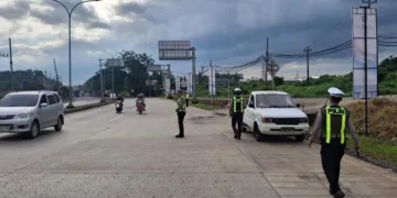 Petugas Dinas Perhubungan menertibkan parkir liar truk di kawasan Exit Tol Kandeman, Kabupaten Batang. (dok for Lingkarjateng.id)