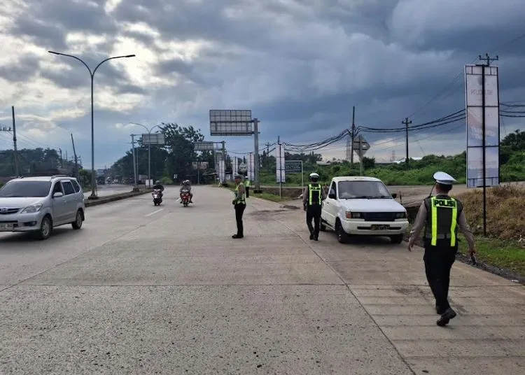 Petugas Dinas Perhubungan menertibkan parkir liar truk di kawasan Exit Tol Kandeman, Kabupaten Batang. (dok for Lingkarjateng.id)