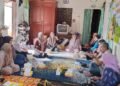 Wakil Ketua DPRD Kabupaten Jepara, Junarso, saat menggelar pelatihan ternak ayam petelur, di Desa Banjaran, Kecamatan Bangsri, Kabupaten Jepara pada Selasa, 11 Agustus 2026. (Tomi Budianto/Lingkarjateng.id)