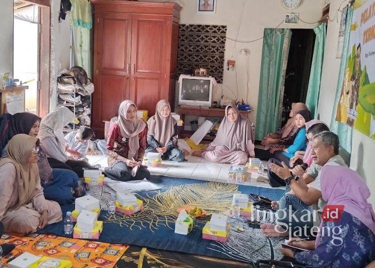 Pemberdayaan Masyarakat Desil 1-4, Warga Banjaran Jepara Diajari Ternak Ayam Petelur 25 Wakil Ketua DPRD Kabupaten Jepara, Junarso, saat menggelar pelatihan ternak ayam petelur, di Desa Banjaran, Kecamatan Bangsri, Kabupaten Jepara pada Selasa, 11 Agustus 2026. (Tomi Budianto/Lingkarjateng.id)