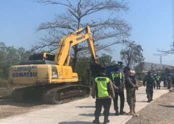 Alat berat saat melakukan pembongkaran bangunan liar yang berdiri di bantaran Sungai Daleman, Kecamatan Sayung, Kabupaten Demak, Rabu, 12 Agustus 2026. (M. Burhanuddin Aslam/Lingkarjateng.id)