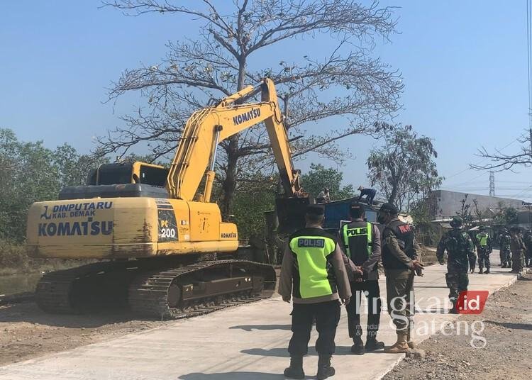 Alat berat saat melakukan pembongkaran bangunan liar yang berdiri di bantaran Sungai Daleman, Kecamatan Sayung, Kabupaten Demak, Rabu, 12 Agustus 2026. (M. Burhanuddin Aslam/Lingkarjateng.id)