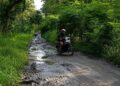 Pemerintah Pusat Tetapkan DAK 2026 Rp2,3 T, Blora Harap Masuk Daftar Prioritas Penerima 35 ILUSTRASI: Seorang pengendara motor melintas di jalan rusak wilayah Kabupaten Blora. (Eko Wicaksono/Lingkarjateng.id)