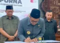 Bupati Batang Faiz Kurniawan meneken kesepakatan penggunaan anggaran perubahan Kebijakan Umum Anggaran (KUA) serta Prioritas Plafon Anggaran Sementara (PPAS) APBD 2026 pada Selasa, 18 Agustus 2026. (Antara/Lingkarjateng.id)