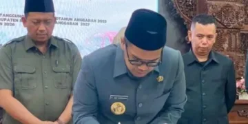 Bupati Batang Faiz Kurniawan meneken kesepakatan penggunaan anggaran perubahan Kebijakan Umum Anggaran (KUA) serta Prioritas Plafon Anggaran Sementara (PPAS) APBD 2026 pada Selasa, 18 Agustus 2026. (Antara/Lingkarjateng.id)
