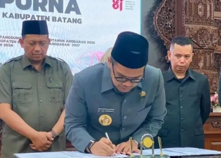 Bupati Batang Faiz Kurniawan meneken kesepakatan penggunaan anggaran perubahan Kebijakan Umum Anggaran (KUA) serta Prioritas Plafon Anggaran Sementara (PPAS) APBD 2026 pada Selasa, 18 Agustus 2026. (Antara/Lingkarjateng.id)
