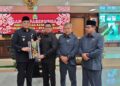 Wakil Bupati Jepara M. Ibnu Hajar (kiri) menyerahkan dokumen rancangan perubahan kebijakan umum APBD (KUA) dan Prioritas Plafon Anggaran Sementara (PPAS) Tahun Anggaran 2026, Kamis, 6 Agustus 2026. (Tomi Budianto/Lingkarjateng.id)