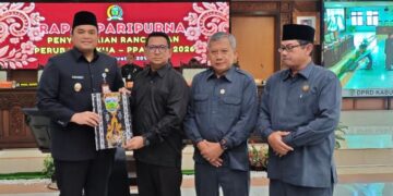 Wakil Bupati Jepara M. Ibnu Hajar (kiri) menyerahkan dokumen rancangan perubahan kebijakan umum APBD (KUA) dan Prioritas Plafon Anggaran Sementara (PPAS) Tahun Anggaran 2026, Kamis, 6 Agustus 2026. (Tomi Budianto/Lingkarjateng.id)