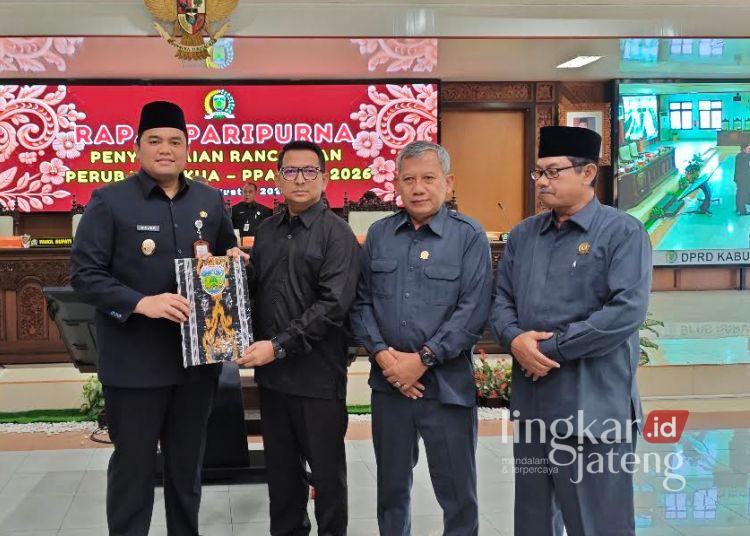Pemkab Jepara Usulkan Kenaikan Anggaran Belanja di Perubahan KUA PPAS 2026 25 Wakil Bupati Jepara M. Ibnu Hajar (kiri) menyerahkan dokumen rancangan perubahan kebijakan umum APBD (KUA) dan Prioritas Plafon Anggaran Sementara (PPAS) Tahun Anggaran 2026, Kamis, 6 Agustus 2026. (Tomi Budianto/Lingkarjateng.id)