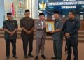 Plt Bupati Pekalongan Sukirman (tengah) menyerahkan dokumen Rancangan Perubahan Kebijakan Umum Anggaran (KUA) dan Perubahan Prioritas dan Plafon Anggaran Sementara (PPAS) Tahun Anggaran 2026 kepada Ketua DPRD Kabupaten Pekalongan Abdul Munir dalam Rapat Paripurna DPRD, Rabu, 5 Agustus 2026. (Fahri Akbar/Lingkarjateng.id)