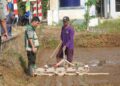 Penyuluh pertanian mempraktikkan tanam padi pakai Pertanian Modern–Advanced Agricultural System (PMAAS) di lahan Kelompok Tani Juwono, Dukuh Ndoplang, Desa Wonosari, Kecamatan Karanganyar, Kabupaten Pekalongan, Senin, 3 Agustus 2026. (Fahri Akbar/Lingkarjateng.id)