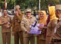 Wali Kota Salatiga Robby Hernawan memberikan piagam penghargaan kepada pemenang lomba Kreativitas dan Inovasi Masyarakat (Krenova) 2026 di halaman Kantor Pemkot Salatiga, Senin, 3 Agustus 2026. (Dok Prokompim Setda Salatiga/Lingkarjateng.id)
