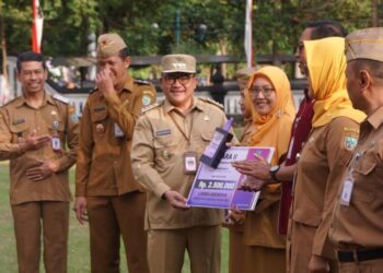 Wali Kota Salatiga Robby Hernawan memberikan piagam penghargaan kepada pemenang lomba Kreativitas dan Inovasi Masyarakat (Krenova) 2026 di halaman Kantor Pemkot Salatiga, Senin, 3 Agustus 2026. (Dok Prokompim Setda Salatiga/Lingkarjateng.id)