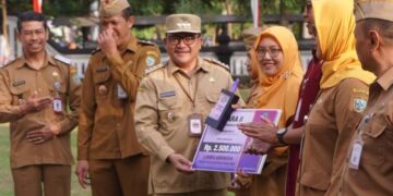 Wali Kota Salatiga Robby Hernawan memberikan piagam penghargaan kepada pemenang lomba Kreativitas dan Inovasi Masyarakat (Krenova) 2026 di halaman Kantor Pemkot Salatiga, Senin, 3 Agustus 2026. (Dok Prokompim Setda Salatiga/Lingkarjateng.id)