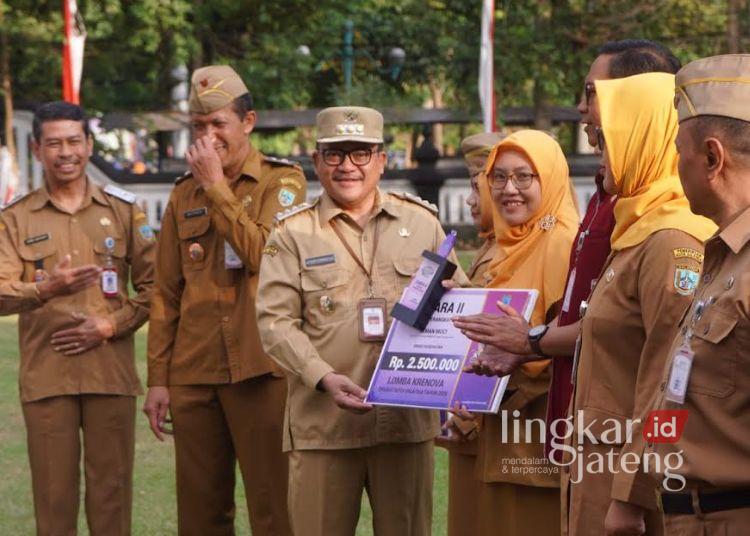 Pemkot Salatiga Nobatkan Pemenang Lomba Krenova Jadi Insan Penggerak Inovasi Daerah 25 Wali Kota Salatiga Robby Hernawan memberikan piagam penghargaan kepada pemenang lomba Kreativitas dan Inovasi Masyarakat (Krenova) 2026 di halaman Kantor Pemkot Salatiga, Senin, 3 Agustus 2026. (Dok Prokompim Setda Salatiga/Lingkarjateng.id)