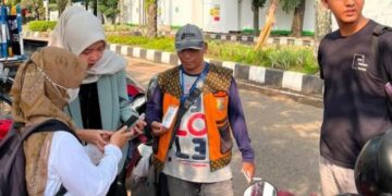 Pendapatan Sektor Parkir Kota Pekalongan Capai Rp838,5 di Pertengahan 2026 10 Petugas Dinas Perhubungan sedang melaksanakan pendataan administrasi dan verifikasi kelengkapan izin juru parkir di lokasi layanan parkir kawasan strategis. (Dishub Kota Pekalongan/Lingkarjateng.id)