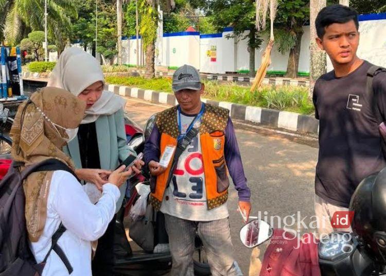 Pendapatan Sektor Parkir Kota Pekalongan Capai Rp838,5 di Pertengahan 2026 25 Petugas Dinas Perhubungan sedang melaksanakan pendataan administrasi dan verifikasi kelengkapan izin juru parkir di lokasi layanan parkir kawasan strategis. (Dishub Kota Pekalongan/Lingkarjateng.id)
