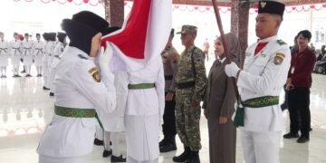 Prosesi pengukuhan 70 anggota Paskibraka di Pendopo Tumenggung Bahurekso Setda Kendal, Jumat, 14 Juli 2026. (Anik Kustiani/Lingkarjateng.id)