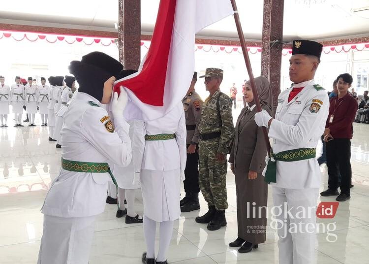 Bupati Kendal Kukuhkan 70 Paskibraka HUT RI, Minta Jaga Kesehatan Selama Karantina 25 Prosesi pengukuhan 70 anggota Paskibraka di Pendopo Tumenggung Bahurekso Setda Kendal, Jumat, 14 Juli 2026. (Anik Kustiani/Lingkarjateng.id)