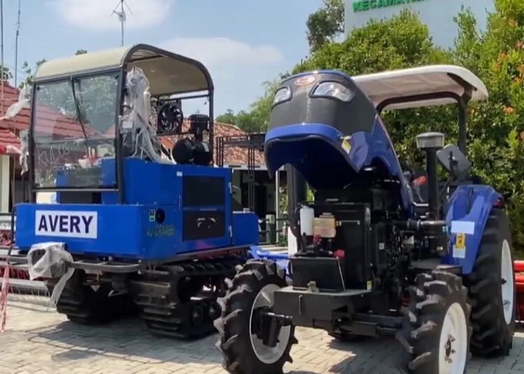 Bantuan alsintan berupa traktor roda empat dari pemerintah pusat diserahkan kepada petani di Gedung Pertanian Kecamatan Undaan, Kabupaten Kudus, Senin, 24 Agustus 2026. (Lingkarjateng.id)