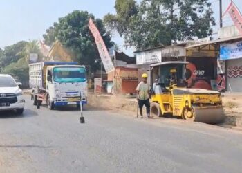 Aktivitas pengerjaan proyek betonisasi Jalan Jepara-Kelet di Desa Sekuro, Kecamatan Mlonggo, Kabupaten Jepara, Jumat, 7 Agustus 2026. (Tomi Budianto/Lingkarjateng.id)