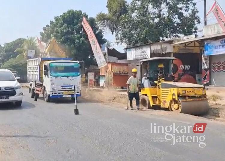 Aktivitas pengerjaan proyek betonisasi Jalan Jepara-Kelet di Desa Sekuro, Kecamatan Mlonggo, Kabupaten Jepara, Jumat, 7 Agustus 2026. (Tomi Budianto/Lingkarjateng.id)