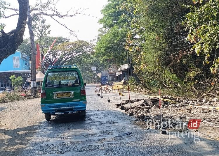 Jalan Semarang-Purwodadi di Bringin Grobogan Diperbaiki, Anggaran Rp2,4 Miliar 25 Salah satu titik Jalan Semarang-Purwodadi di Desa Bringin, Kecamatan Godong, Kabupaten Grobogan, yang dibongkar untuk perbaikan, Rabu, 12 Agustus 2026. (Ahmad Abror/Lingkarjateng.id)