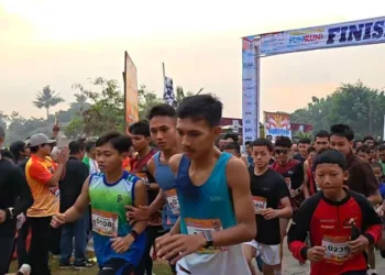 Ribuan peserta antusias mengikuti Fun Run Pekalongan 2026 di Lapangan Desa Wuled, Kecamatan Tirto, Kabupaten Pekalongan, Minggu, 23 Agustus 2026. (Fahri Akbar/Lingkarjateng.id)
