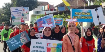 Jajaran pegawai Dinas Lingkungan Hidup Kabupaten Kendal jalan sehat memperingati HUT ke-81 Republik Indonesia pada Jumat, 21 Agustus 2026. (Anik Kustiani/Lingkarjateng.id)