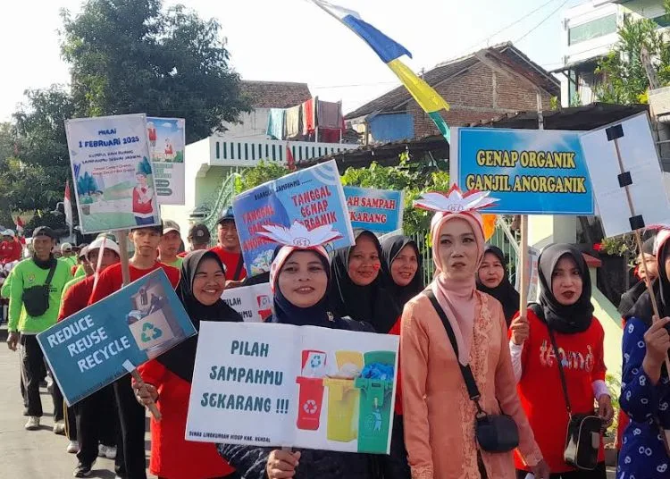 Jajaran pegawai Dinas Lingkungan Hidup Kabupaten Kendal jalan sehat memperingati HUT ke-81 Republik Indonesia pada Jumat, 21 Agustus 2026. (Anik Kustiani/Lingkarjateng.id)