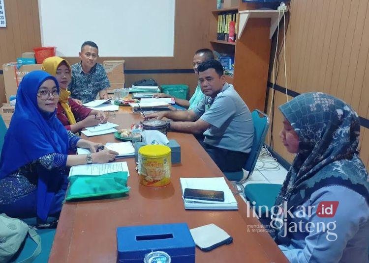 Dinas Perdagangan, Koperasi dan UKM (Disdagkop UKM) Kabupaten Kendal saat memeriksa pengelolaan salah satu koperasi. (dok for Lingkarjateng.id)