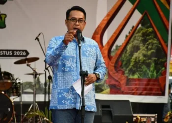 Sekretaris Daerah Kabupaten Pekalongan, Mohammad Yulian Akbar, memberikan sambutan sekaligus menutup resmi Pekan Raya Kajen 2026 di Alun-Alun Kajen, Minggu, 30 Agustus 2026. (Fahri Akbar/Lingkarjateng.id)