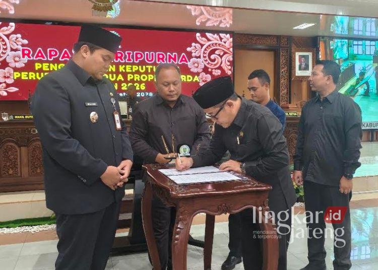 Penandatanganan persetujuan Perubahan Kedua Program Pembentukan Peraturan Daerah (Propemperda) Tahun 2026 dalam rapat paripurna yang digelar di ruang rapat paripurna DPRD Jepara pada Kamis, 6 Agustus 2026. (Tomi Budianto/Lingkarjateng.id)